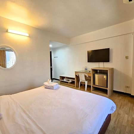 Crown Bts Nana Hotel Bangkok Eksteriør bilde