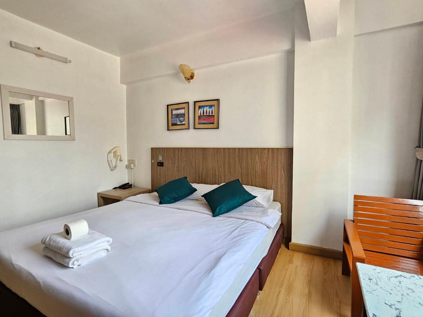 Crown Bts Nana Hotel Bangkok Eksteriør bilde