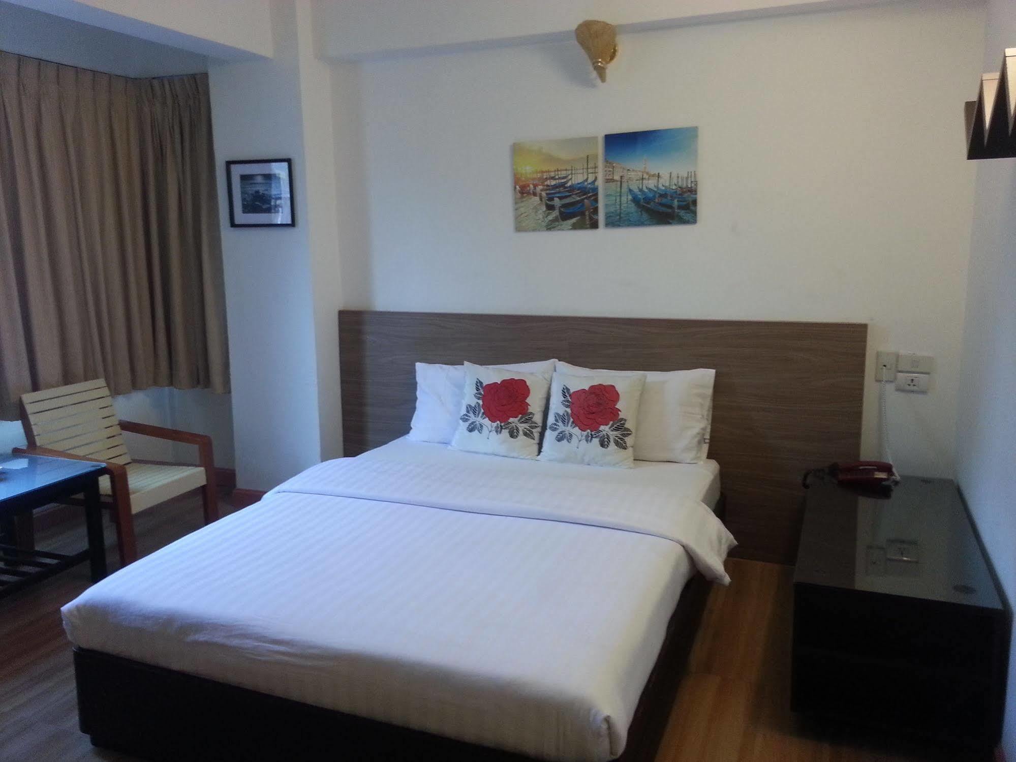 Crown Bts Nana Hotel Bangkok Eksteriør bilde