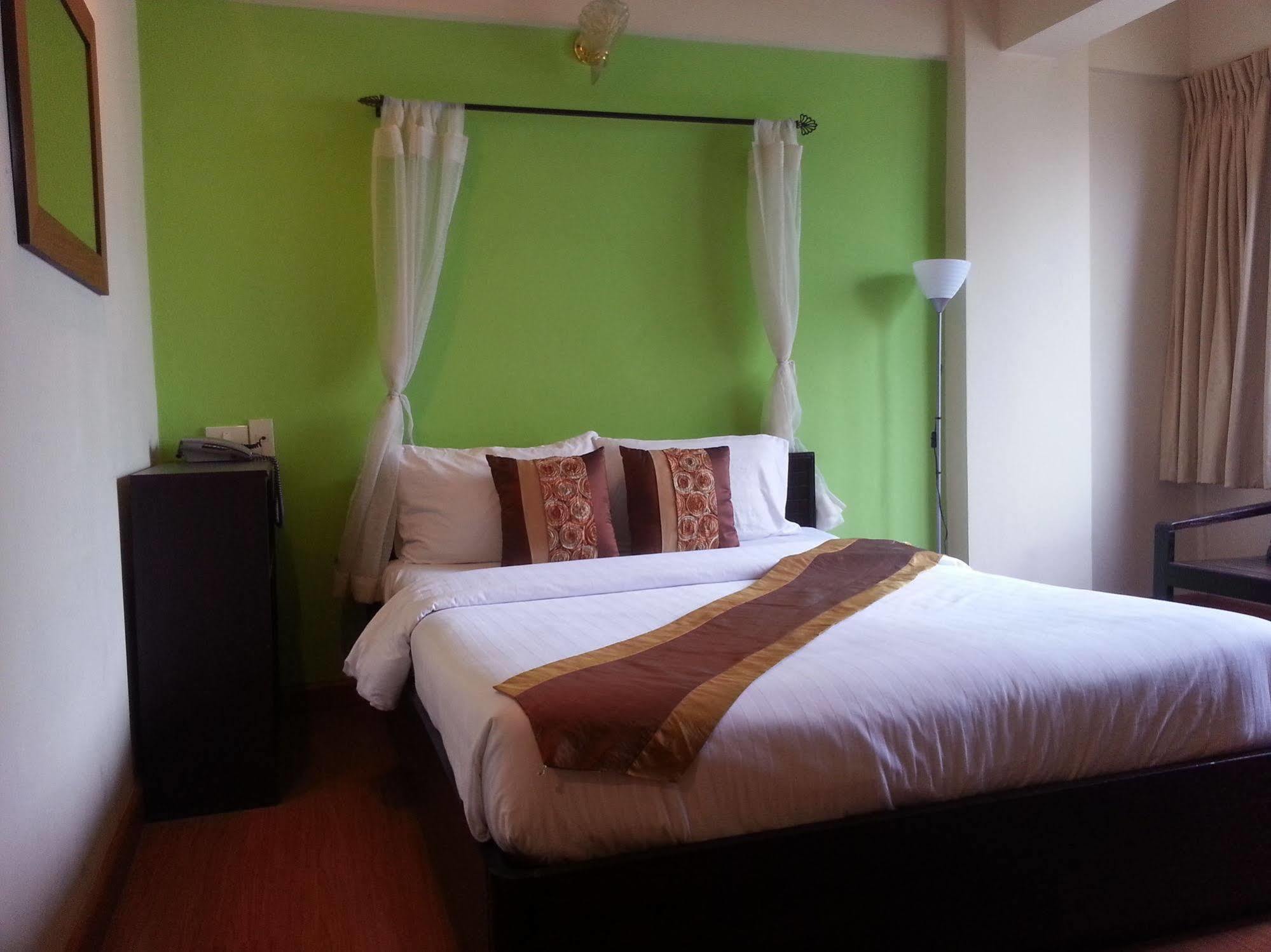 Crown Bts Nana Hotel Bangkok Eksteriør bilde