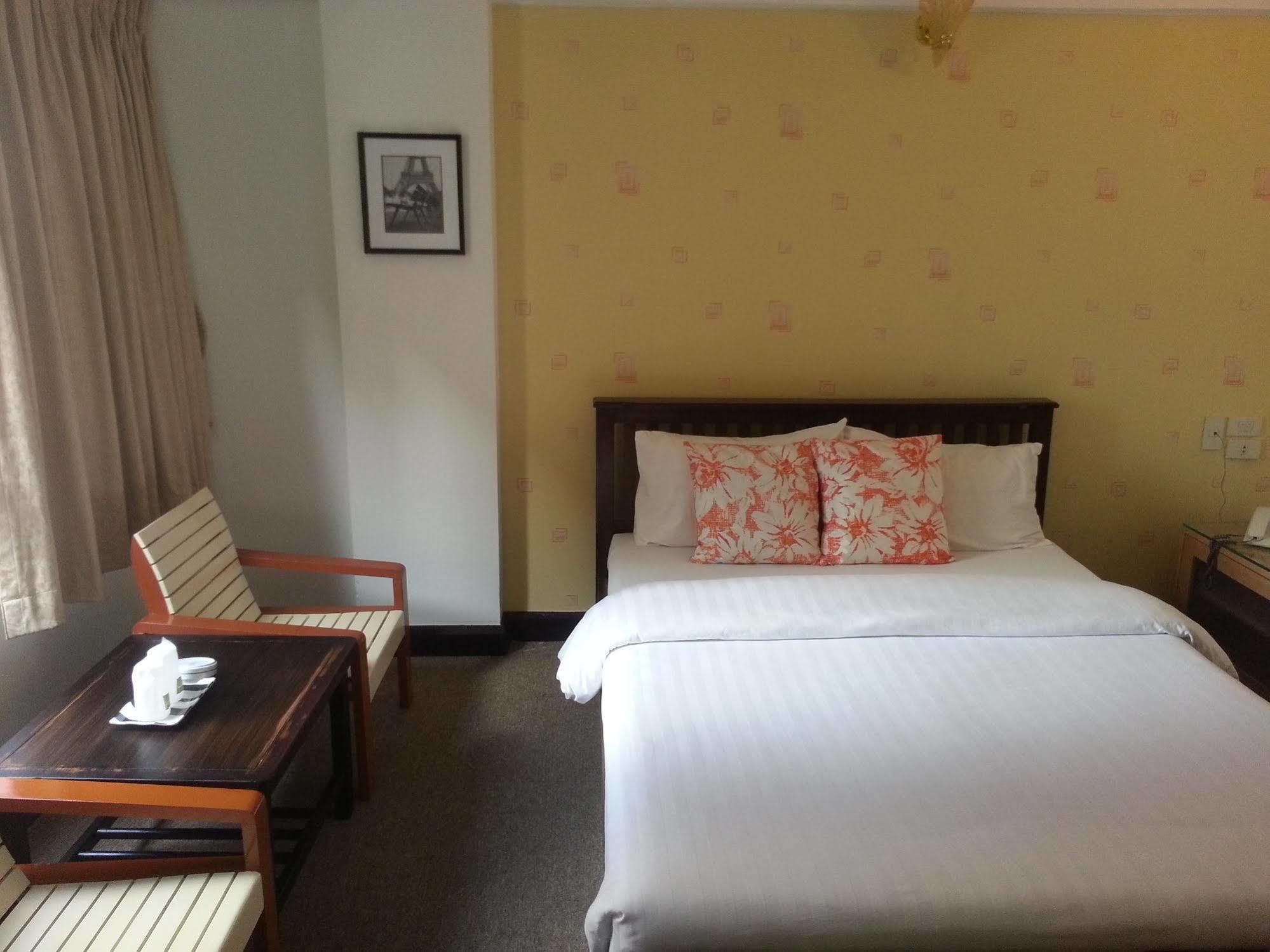 Crown Bts Nana Hotel Bangkok Eksteriør bilde