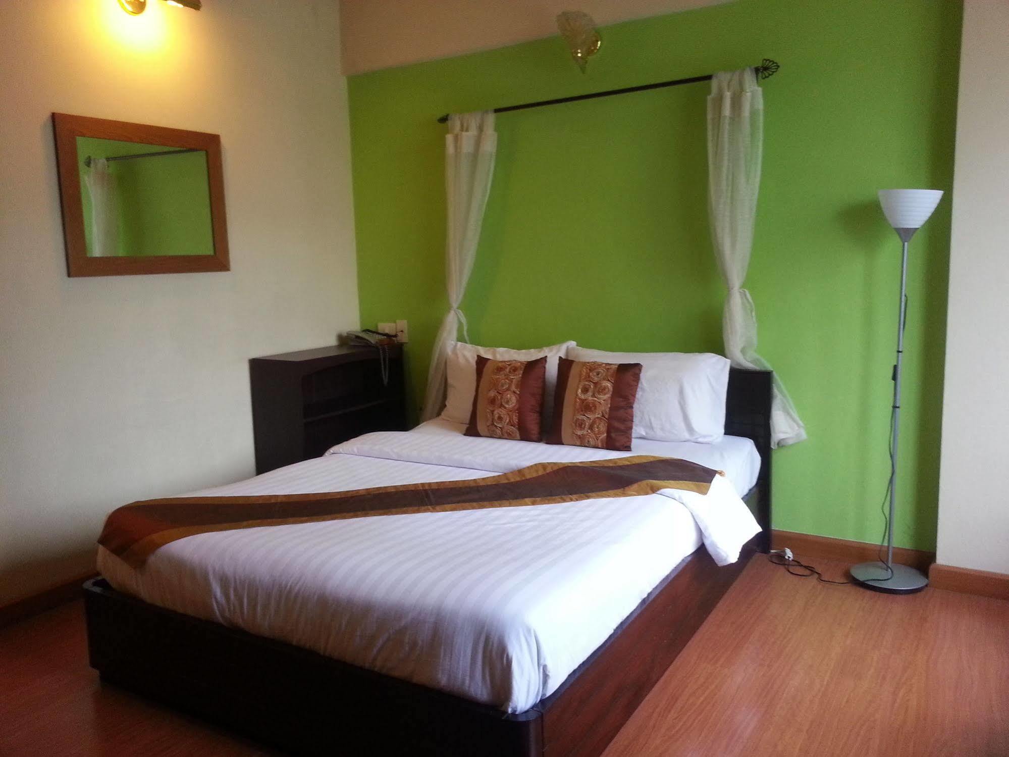 Crown Bts Nana Hotel Bangkok Eksteriør bilde